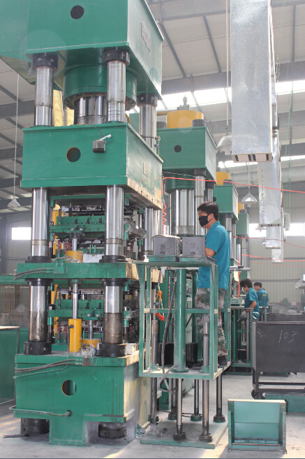 800T液壓機(jī)組調(diào)試成功，已投入使用(圖1)