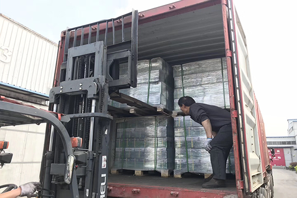 客戶參觀工廠后，首單訂了一個(gè)集裝箱的剎車片(圖2)